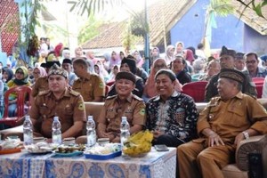 Sekda Kuningan saat mengahiri acara tradisi Babarit, desa Dayeuh Kolot.
